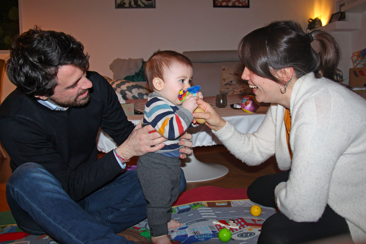 Padre, madre e figlio che giocano