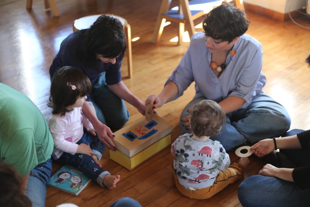 Operatrici giocano con bimbi e bimbe