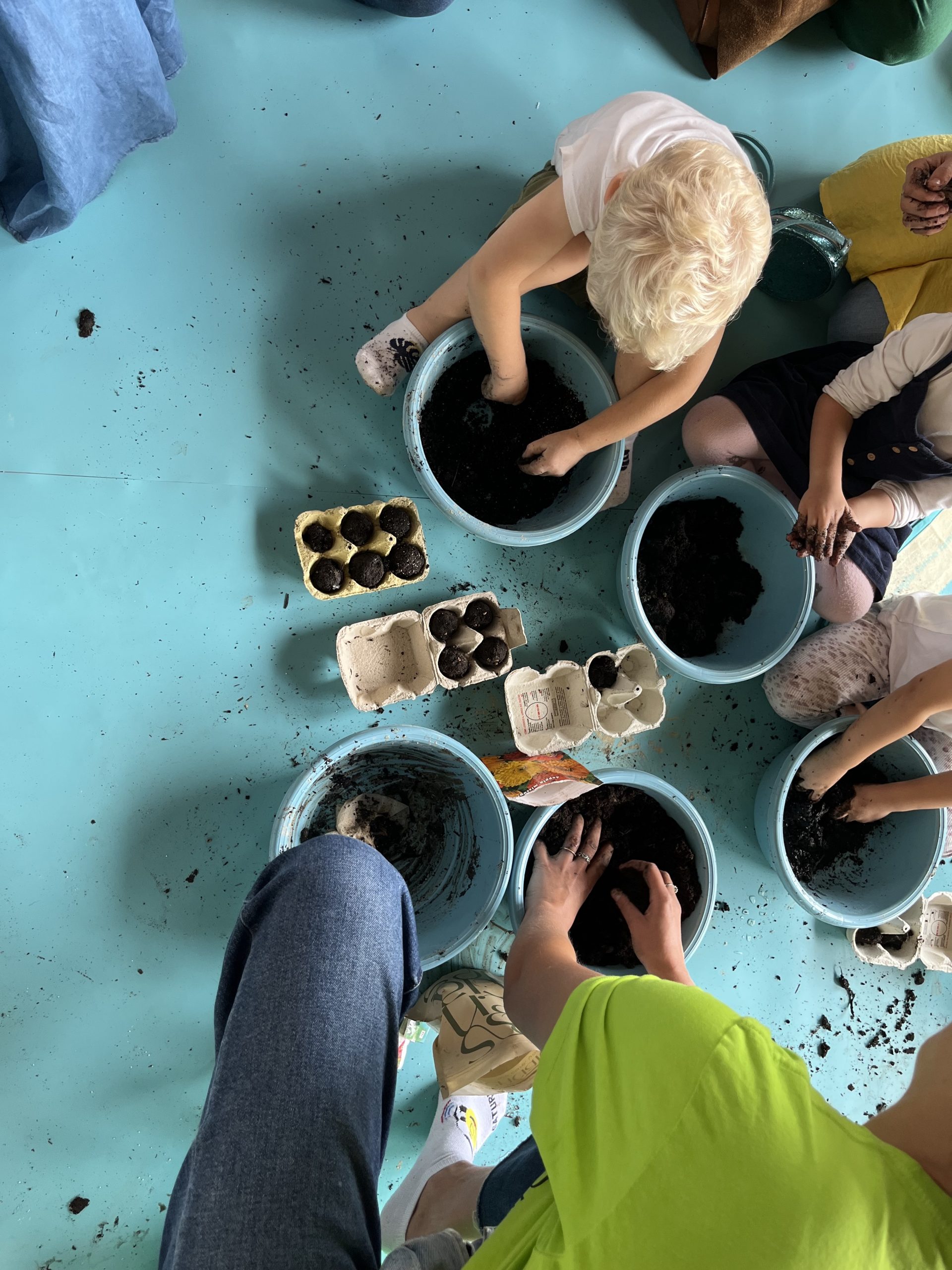 Bimbi e bimbe impegnate nelle attività del Pampers Village