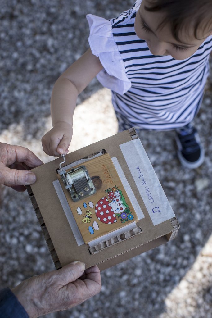 Una bimba che gioca con un gioco musicale