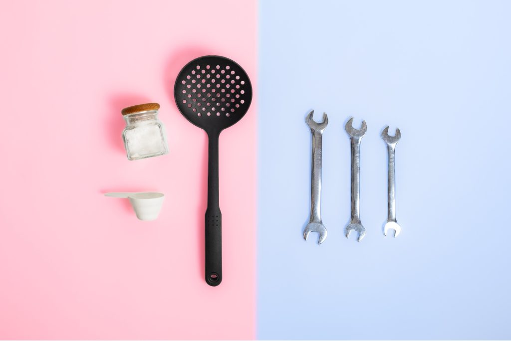 Un'immagine stereotipata: utensili da cucina su sfondo rosa e utensili meccainici su sfondo blu