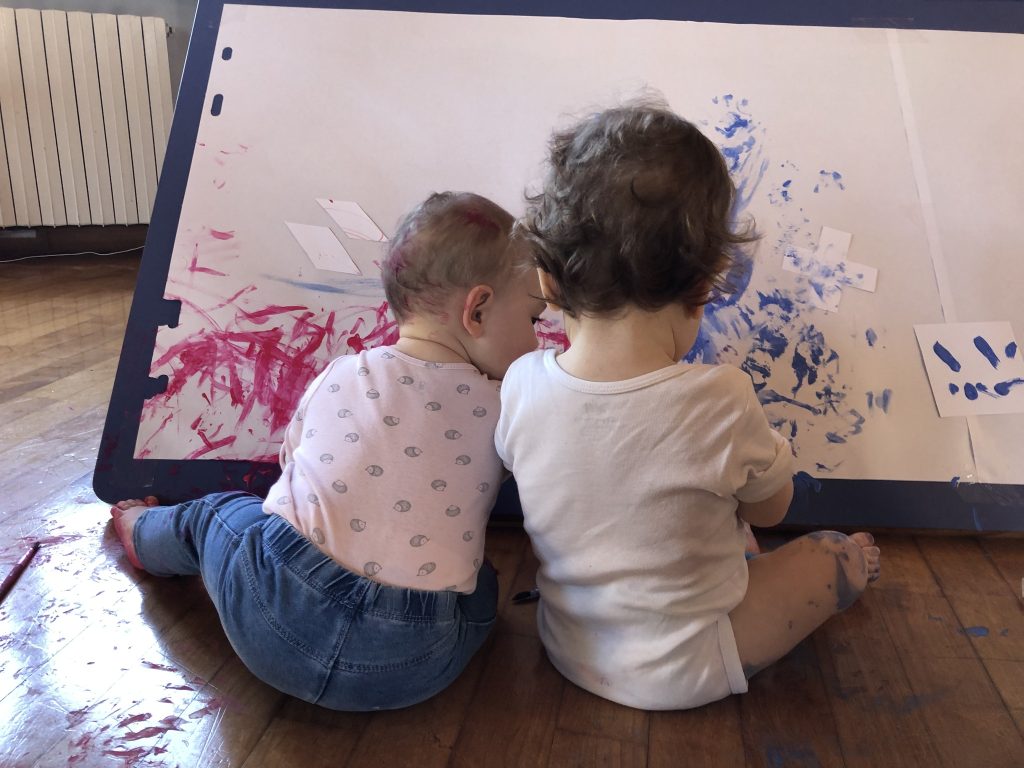 Due bimbi nei primi mille anni di vita disegnano con le mani