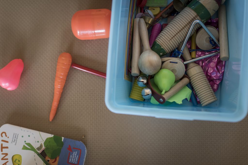 Un cesto con giochi "Poveri"