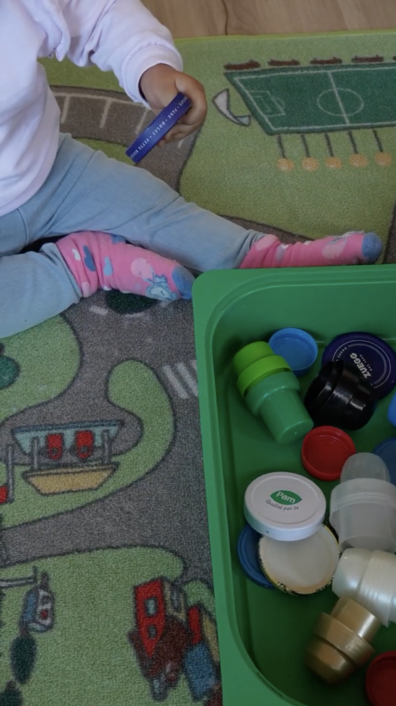 Bimba gioca con giochi "poveri"