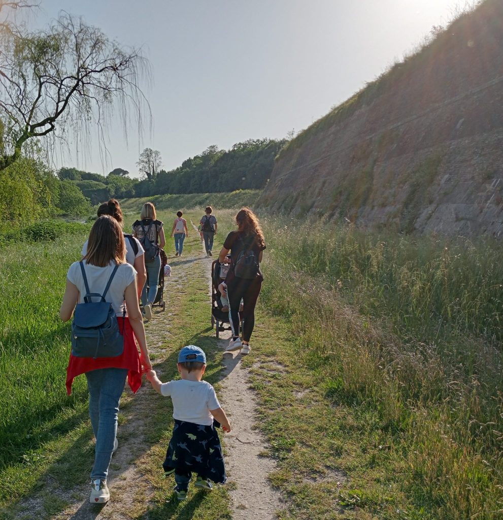 genitori e figli mano nella mano all'aperto