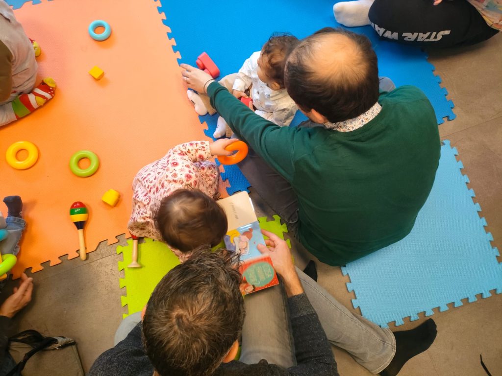 papà giocano con figli piccoli