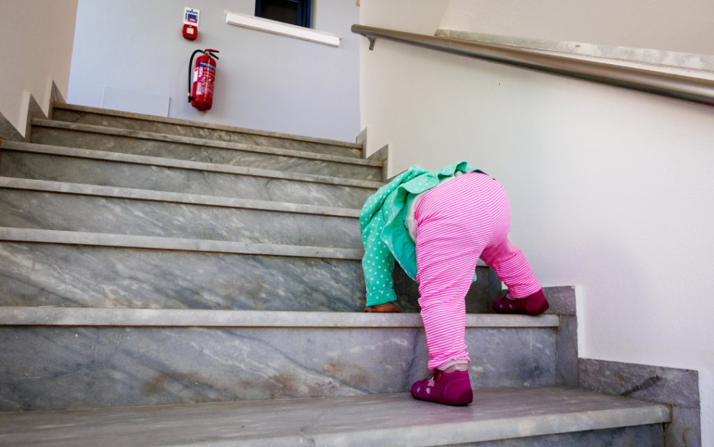 Bambina gattona sulle scale