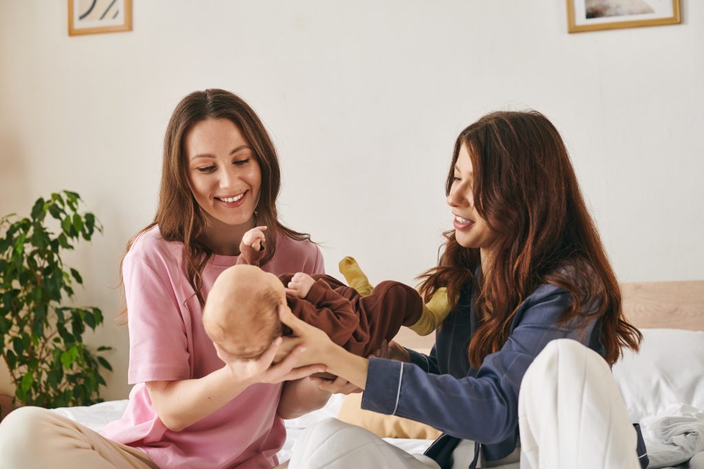 Una mamma fa conoscere il proprio figlio neonato a una professionista del Terzo Settore.