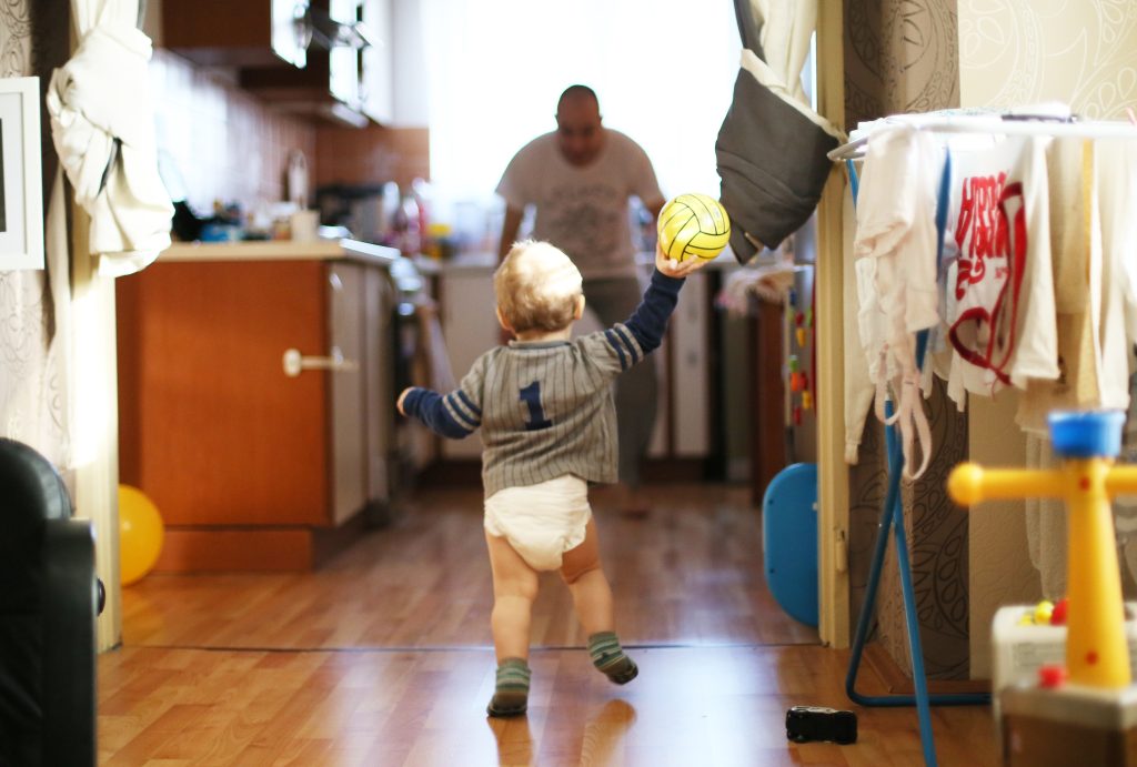 Papà e bambino giocano in cucina