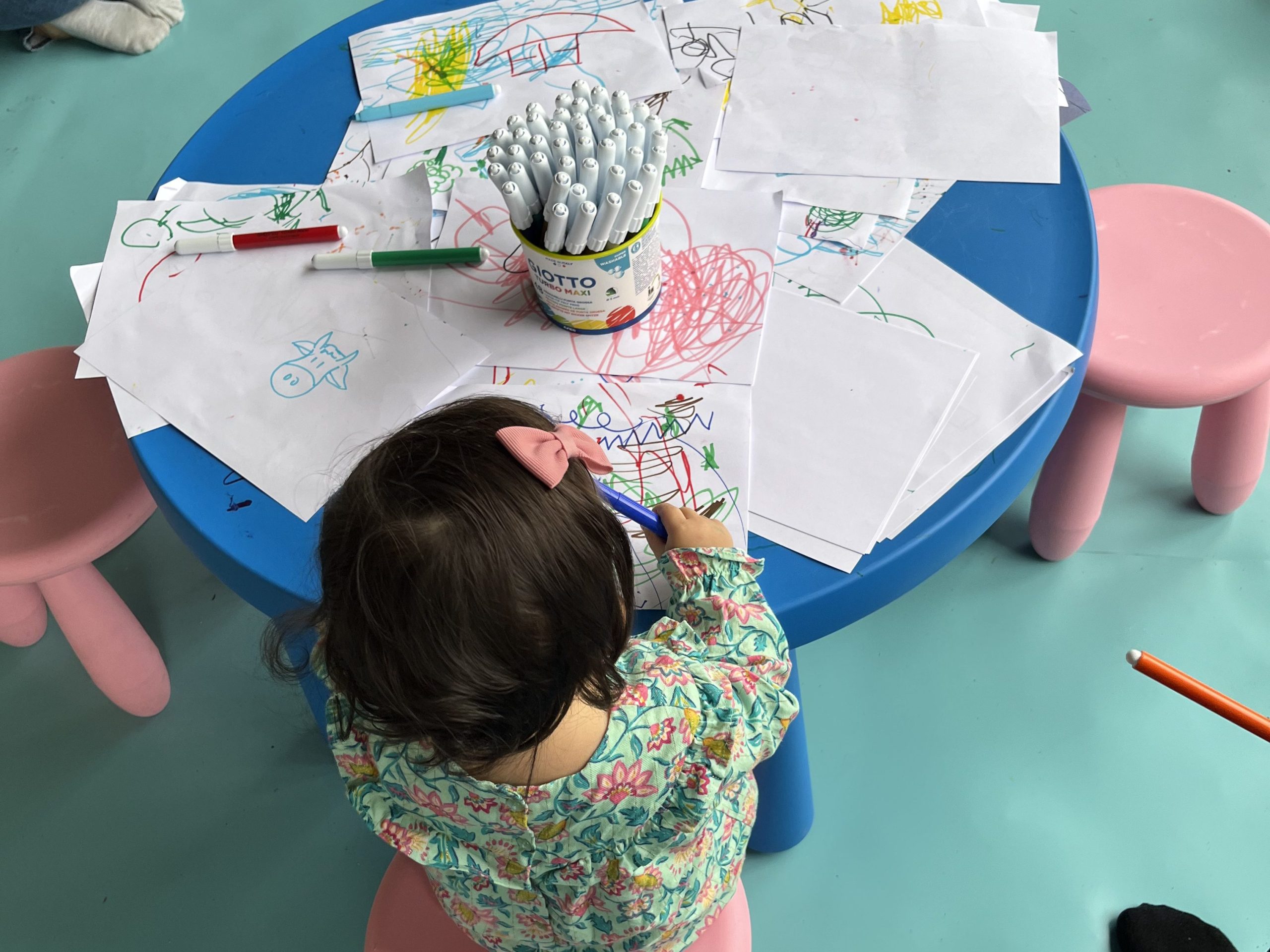 Bambina disegna con i pennarelli