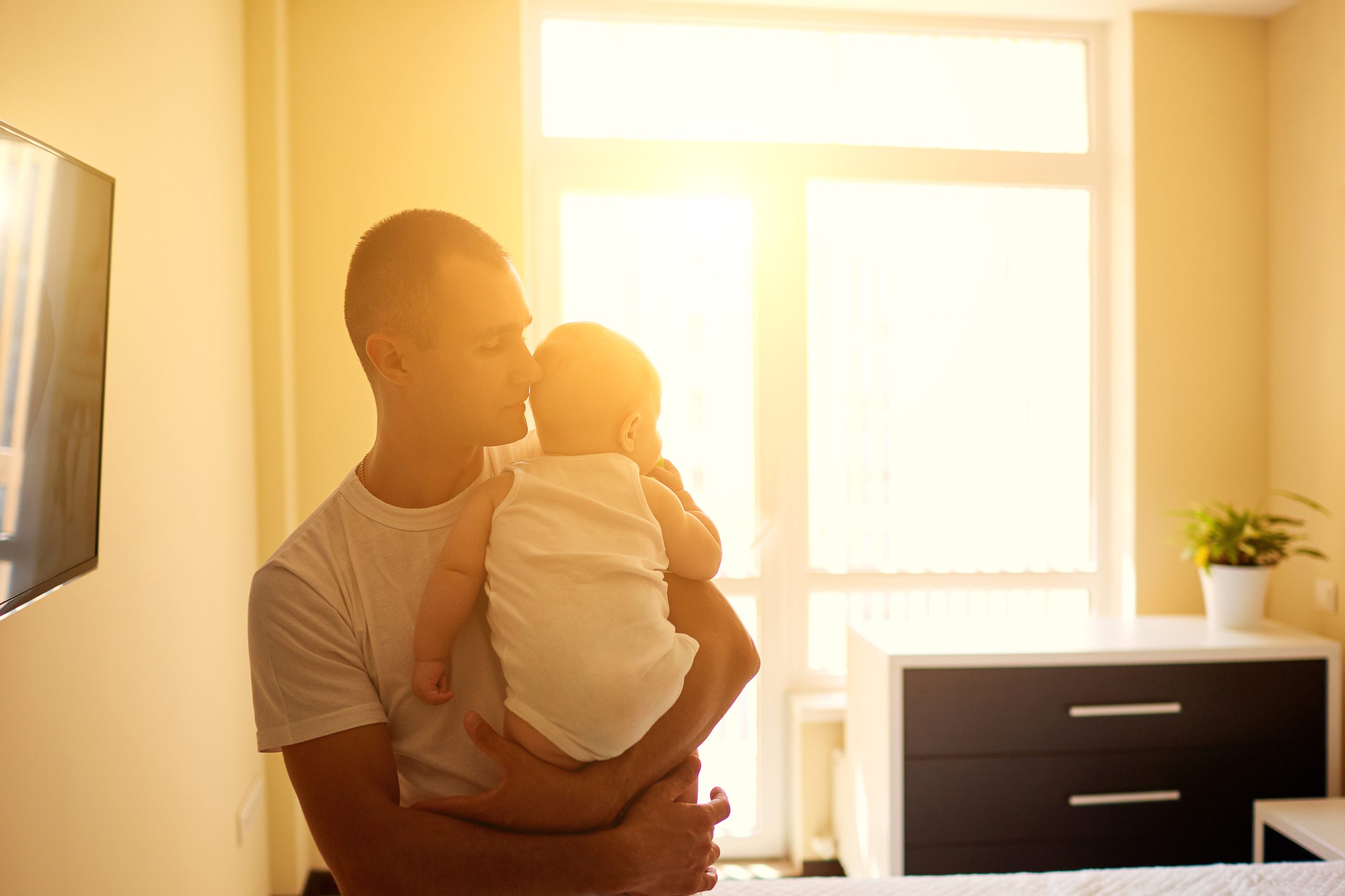 Un genitore si prende cura del proprio bambino